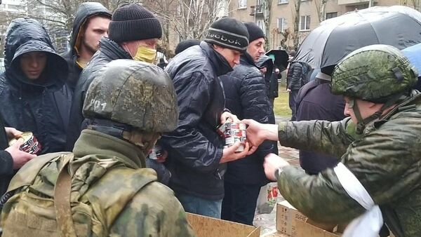 La ayuda humanitaria de las fuerzas rusas a los ciudadanos civiles durante la operación especial de desmilitarización y desnazificación en Ucrania - Sputnik Mundo