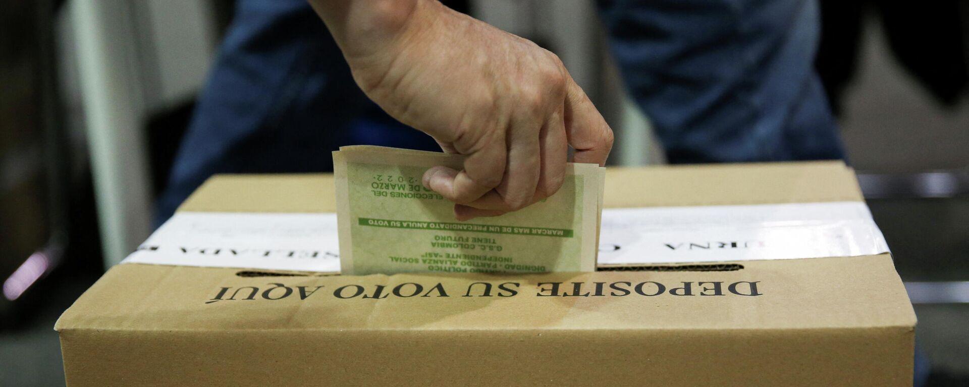 Un hombre vota en las elecciones legislativas y primarias en Colombia, el 13 de marzo de 2022 - Sputnik Mundo, 1920, 13.03.2022