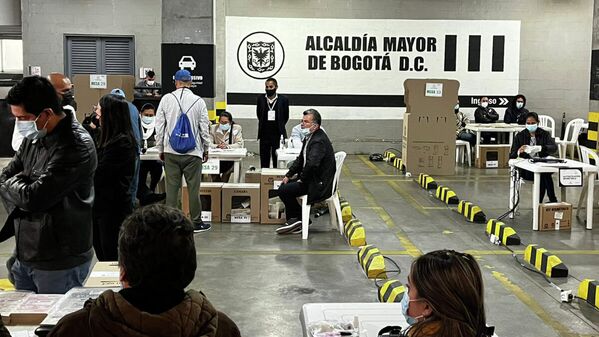 Se vio buen movimiento de personas votando en el parqueadero de la Alcaldía de Bogotá. Por momentos, hubo largas filas. - Sputnik Mundo