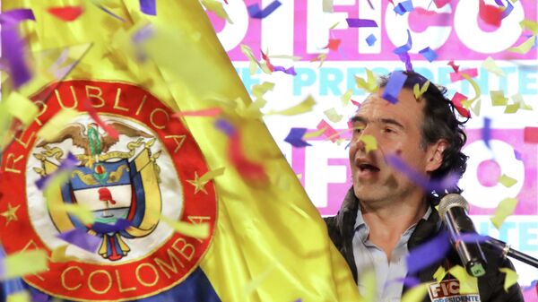Federico Gutiérrez, candidato presidencial único de la coalición Equipo por Colombia (derecha) - Sputnik Mundo