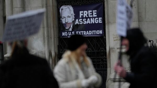 Partidarios de Julian Assange frente al Tribunal Superior, Londres - Sputnik Mundo