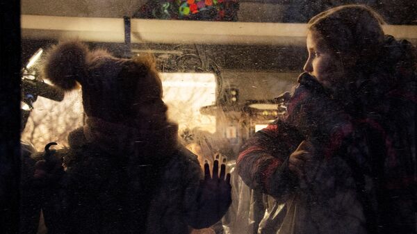 Niños en la frontera entre Ucrania y Rusia - Sputnik Mundo