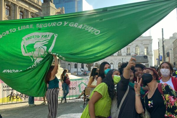 Será ley: la nueva constitución chilena garantizará el derecho al aborto - Sputnik Mundo