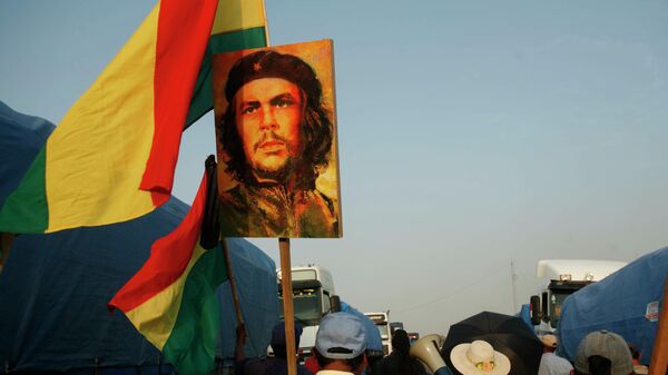 Una marcha en Bolivia con la imagen de Ernesto 'Che' Guevara - Sputnik Mundo