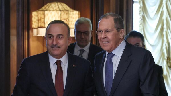 El ministro de Asuntos Exteriores de Turquía, Mevlut Cavusoglu, con el canciller ruso, Serguéi Lavrov - Sputnik Mundo