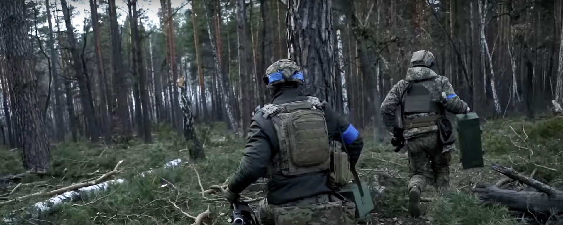 Militares ucranianos cruzan un bosque - Sputnik Mundo, 1920, 17.03.2022