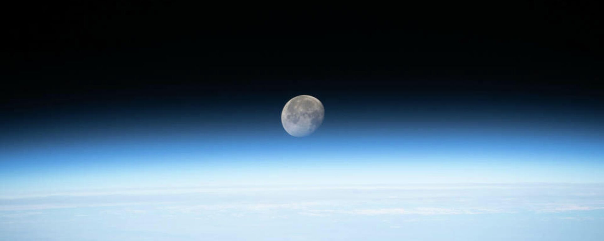 La Luna sobre el horizonte terrestre - Sputnik Mundo, 1920, 24.03.2022