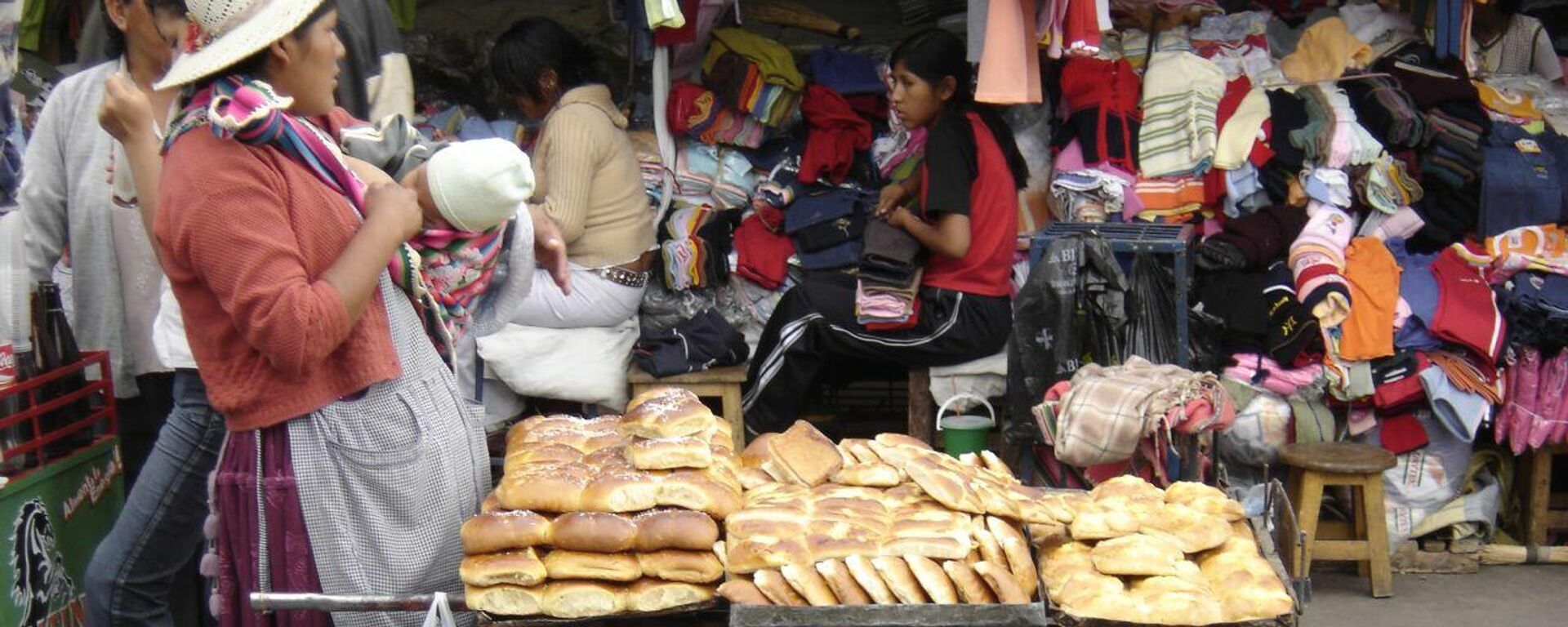 Una vendedora de pan en las calles de Bolivia - Sputnik Mundo, 1920, 05.07.2022