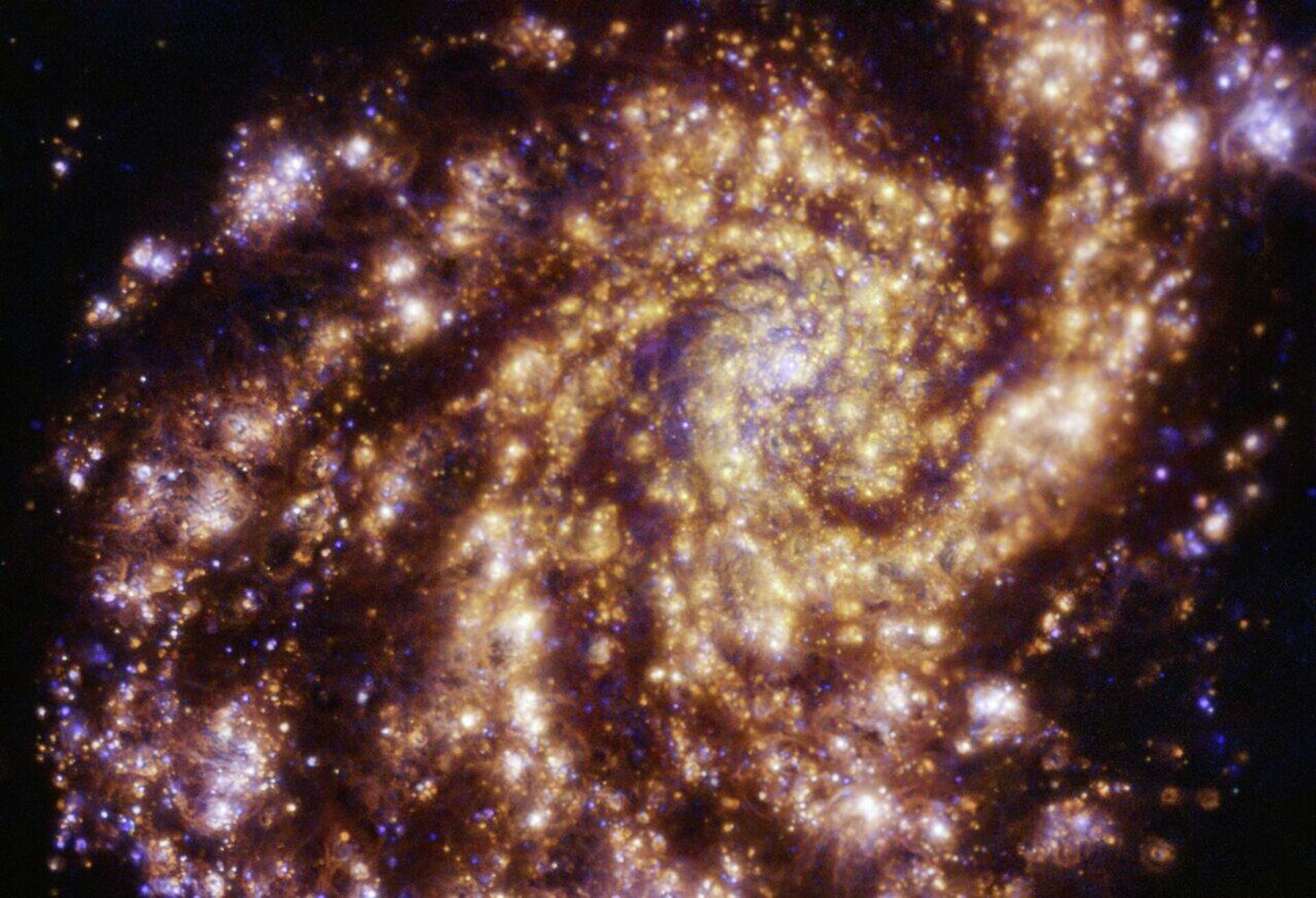 La galaxia espiral NGC 4254 iluminada por estrellas - Sputnik Mundo, 1920, 18.03.2022