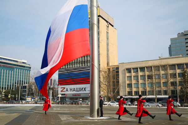 En la ciudad rusa de Krasnodar que se ubica en el sur del país organizaron una ceremonia solemne de izado de la bandera estatal de Rusia. - Sputnik Mundo