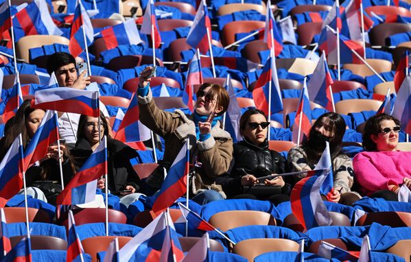 Un gran evento dedicado al octavo aniversario de la reunificación de Crimea con Rusia tuvo lugar en el estadio de Luzhnikí en la capital rusa de Moscú. - Sputnik Mundo