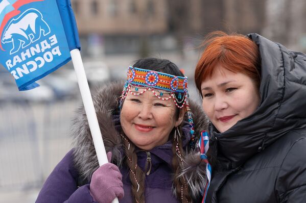 Participantes de la manifestación patriótica en la ciudad de Petropavlovsk-Kamchatski. - Sputnik Mundo