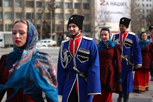 Participantes de la manifestación patriótica en la ciudad de Krasnodar. - Sputnik Mundo