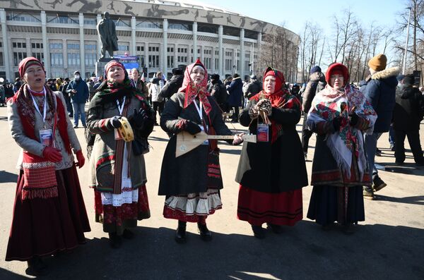Miembros de un conjunto folclórico cerca del estadio de Luzhnikí en Moscú antes del evento dedicado al octavo aniversario de la reunificación de Crimea con Rusia. - Sputnik Mundo