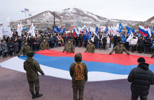 La manifestación patriótica &#x27;¡Za Mir! Za Rossiyu! Za Presidenta!&#x27; (¡Por la paz! ¡Por Rusia! ¡Por el presidente!) en la ciudad de Petropavlovsk-Kamchatski. - Sputnik Mundo