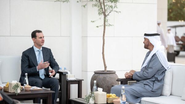 El presidente sirio Bashar Asad se reúne con el príncipe heredero de Abu Dabi, el jeque Mohamed bin Zayed Al Nahyan - Sputnik Mundo