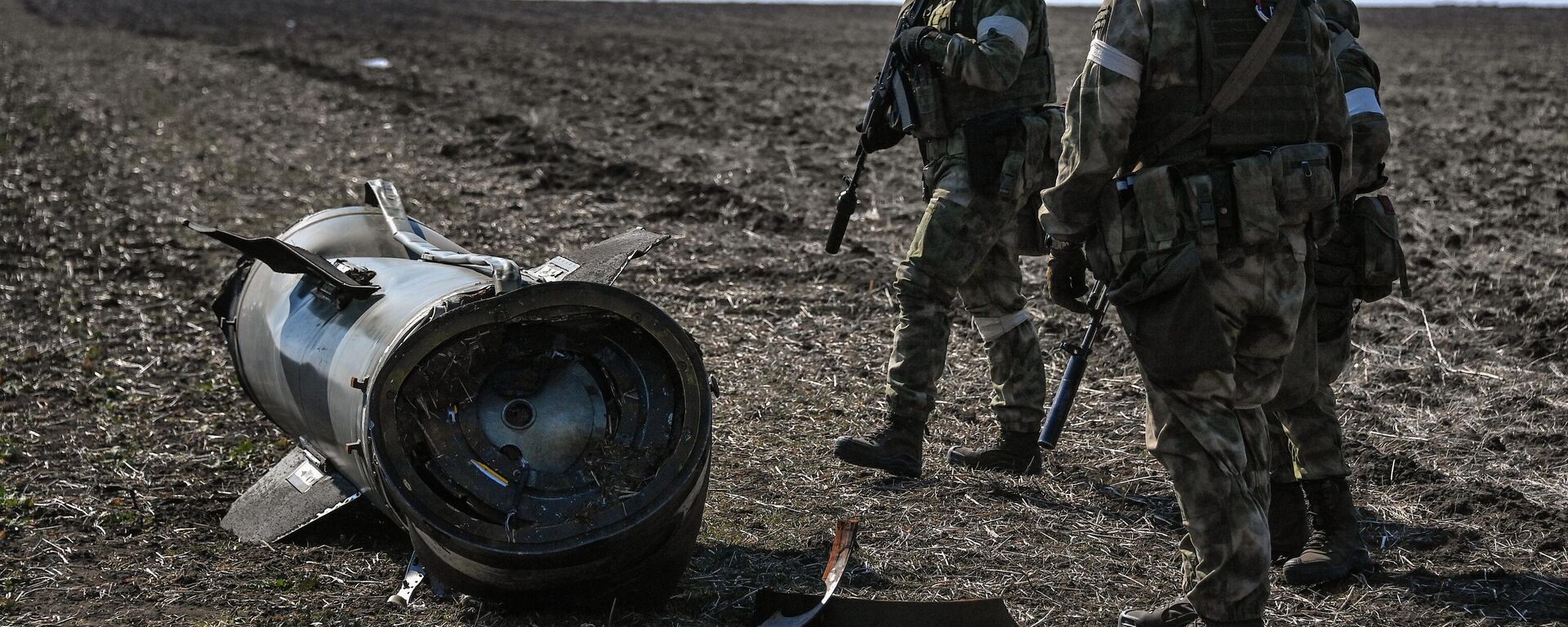 Fragmentos de un misil ucraniano Tochka-U derribado en un campo cerca de las zonas residenciales de Berdyansk, Ucrania - Sputnik Mundo, 1920, 19.03.2024
