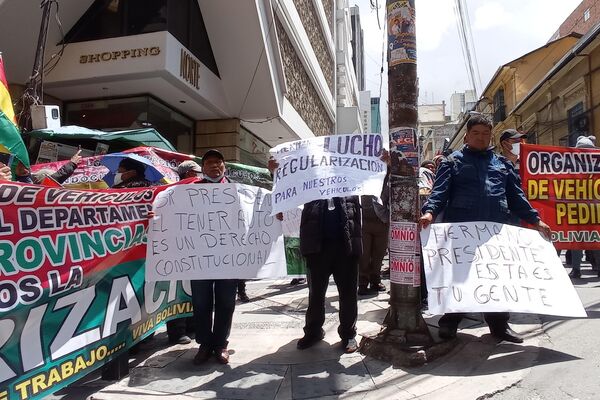 Dueños exigen legalización de sus autos sin papeles en Bolivia - Sputnik Mundo