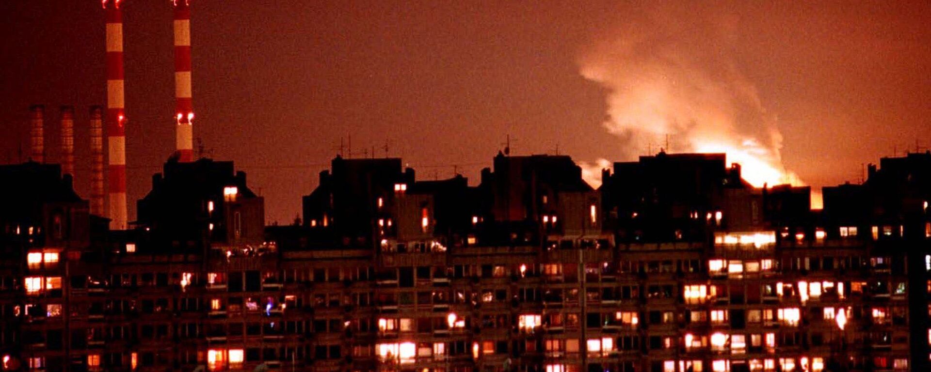 Llamas de una explosión iluminan el cielo en el horizonte de Belgrado. - Sputnik Mundo, 1920, 20.03.2024
