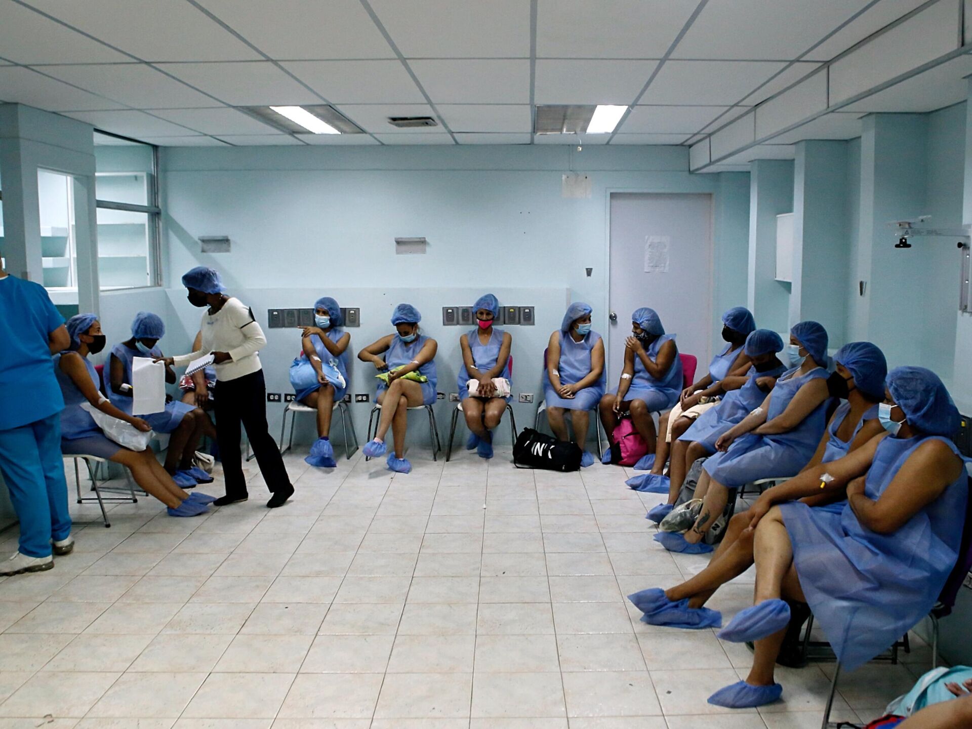 Mujeres esperan en sala de preoperatorio de la Maternidad Concepción Palacios en Caracas - Sputnik Mundo, 1920, 25.03.2022