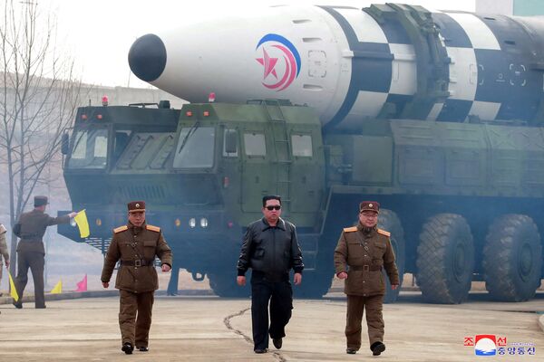 La Agencia Telegráfica Central de Corea del Norte informó el 24 de marzo sobre el lanzamiento de prueba del misil balístico intercontinental Hwasong-17. El líder del país, Kim Jong-un, participó personalmente en la prueba. - Sputnik Mundo
