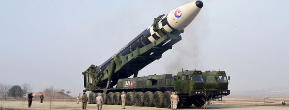 La televisión norcoreana transmitió el lanzamiento del misil balístico intercontinental Hwasong-17. - Sputnik Mundo