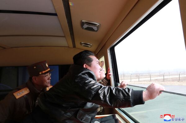 El líder norcoreano Kim Jong-un observa el lanzamiento del misil balístico intercontinental Hwasong-17. - Sputnik Mundo