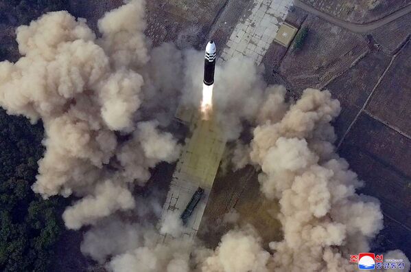 Hwasong-17 fue lanzado hacia el mar de Japón y voló unos 1.080 km a una altura máxima de 6.200 km. - Sputnik Mundo