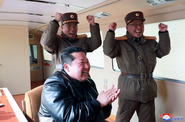 Kim Jong-un atribuyó el lanzamiento del misil a los preparativos para una confrontación a largo plazo con EEUU. - Sputnik Mundo