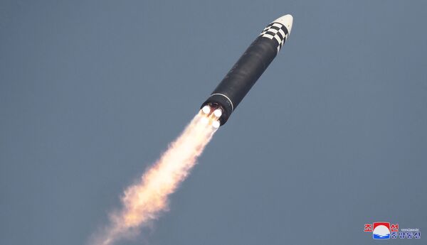 Así se vio el lanzamiento del misil balístico intercontinental norcoreano, Hwasong-17. - Sputnik Mundo