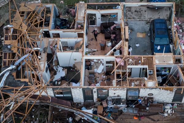 Un edificio residencial totalmente destruido por un tornado en Round Rock, Texas, en EEUU. - Sputnik Mundo