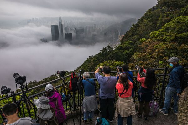 La niebla se apoderó de Hong Kong y varios turistas captaron este inusual fenómeno climático. - Sputnik Mundo