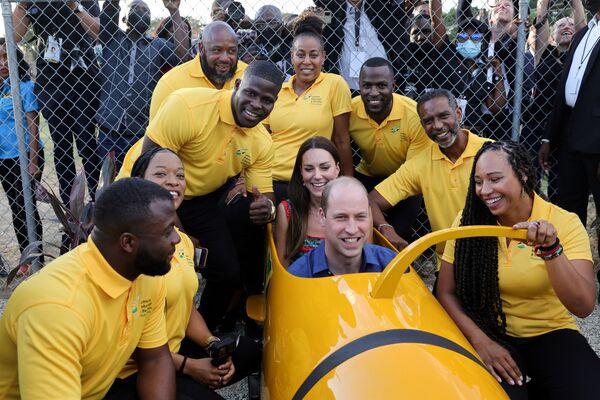 El príncipe William y su esposa Kate se reúnen con el equipo nacional de bobsleigh de Jamaica como parte de su gira por el Caribe. - Sputnik Mundo