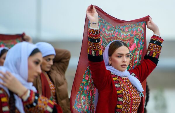 Varias mujeres con trajes nacionales durante las celebraciones de Novruz en Ashgabat, Turkmenistán. - Sputnik Mundo