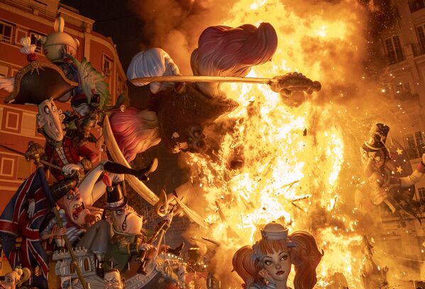 La quema de figuras de madera en la fiesta del fuego de las Fallas de Valencia, España. - Sputnik Mundo