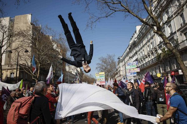 Un muñeco que representa al presidente francés Emmanuel Macron apareció durante una marcha en París organizada por Jean-Luc Melenchon, político francés y candidato del Frente de Izquierda en las próximas elecciones presidenciales francesas. - Sputnik Mundo