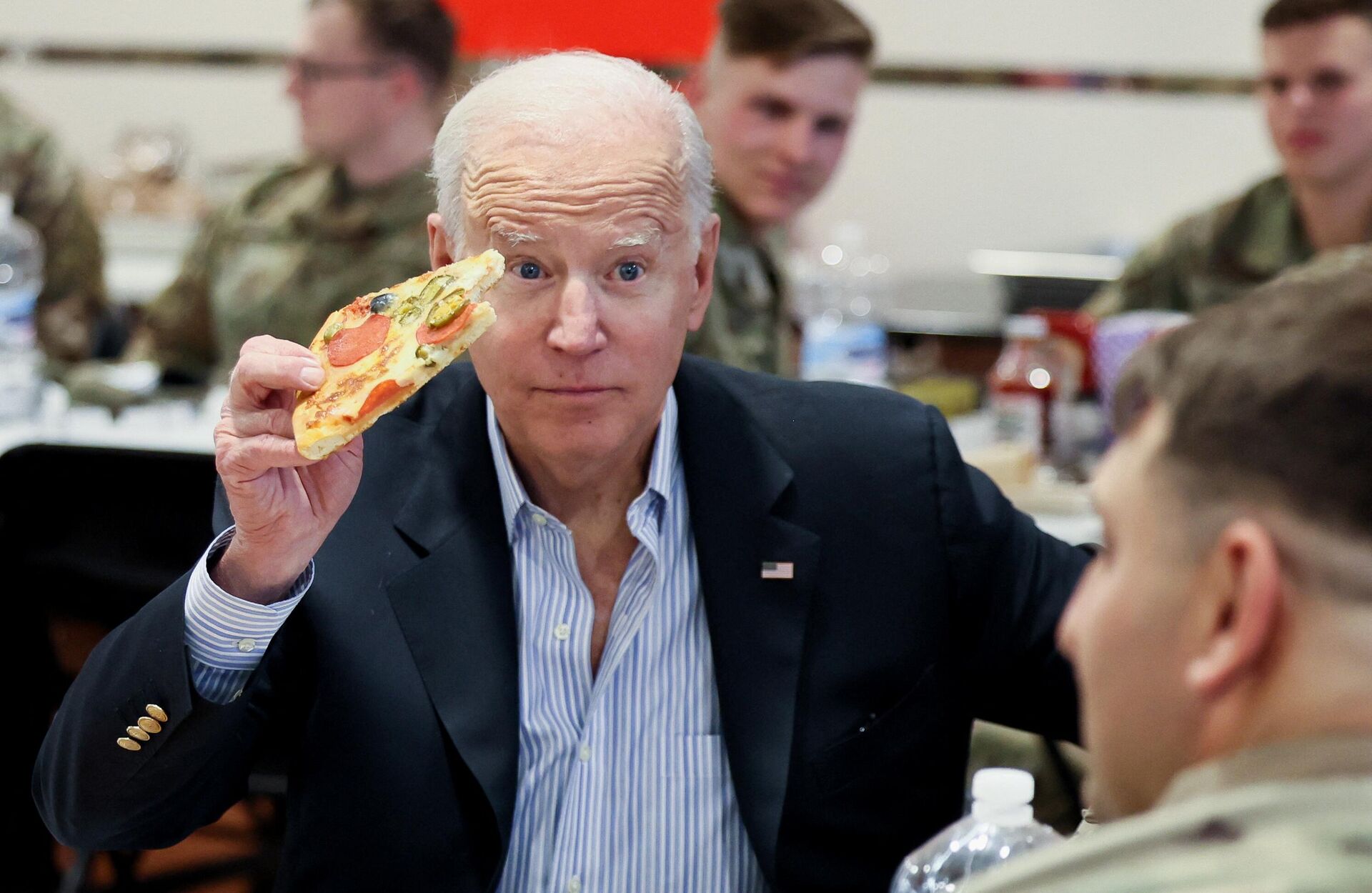 El presidente de EEUU, Joe Biden, come la pizza mientras esperando reunirse con su homólogo polaco, Andrzej Duda - Sputnik Mundo, 1920, 25.03.2022