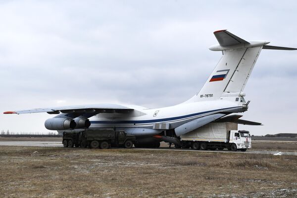 Descarga de ayuda humanitaria para los residentes de la región de Zaporozhie, entregada por aviones de transporte militar Il-76 de la Fuerza Aérea rusa, en el aeródromo de Gvardeyskoye, en el distrito de Simferopol, en Crimea.  - Sputnik Mundo