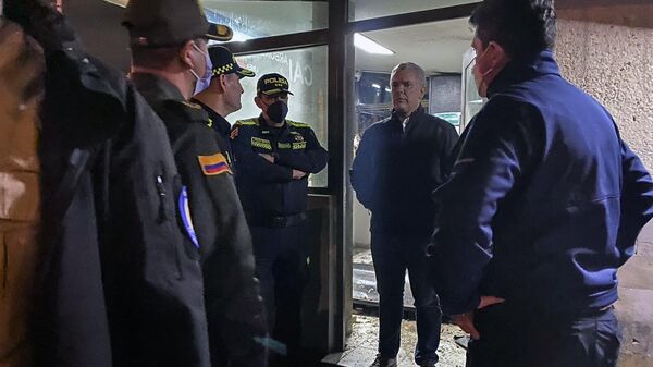 Ivan Duque, el presidente de Colombia en la comprobación de daños en una comisaría del barrio Simón Bolívar de Bogotá. - Sputnik Mundo