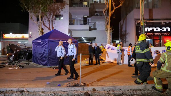 Las fuerzas de seguridad israelíes se reúnen en el lugar del ataque en la ciudad israelí de Hadera - Sputnik Mundo