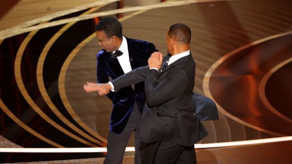 Will Smith, que ganó el Óscar al mejor actor, le dio una bofetada al cómico Chris Rock después de que este comparara a la mujer de Smith con el personaje de Demi Moor en la película &#x27;GI Jane&#x27;. - Sputnik Mundo