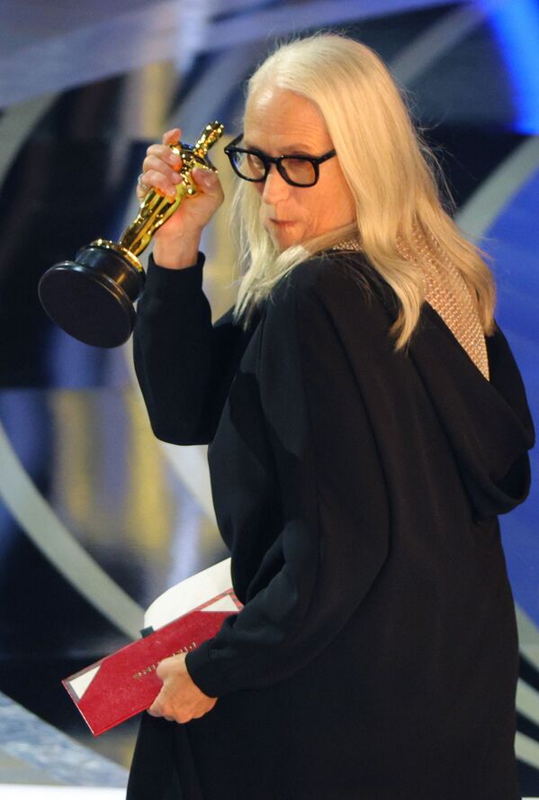 Jane Campion gana el premio a la mejor dirección en los Óscar 2022 por su película &#x27;The Power of the Dog&#x27;. - Sputnik Mundo