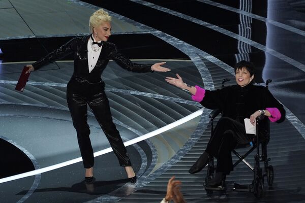 Las presentadoras de los Premios Óscar 2022, Lady Gaga y Liza Minelli, antes de entregar el premio a la mejor película. - Sputnik Mundo
