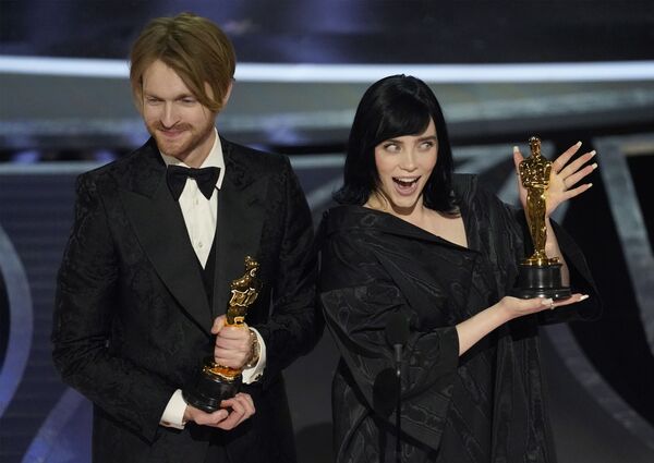 Billie Eilish (derecha) y su hermano Finneas O&#x27;Connell reciben el Óscar por &#x27;No Time to Die&#x27;, la canción de la última película de James Bond. - Sputnik Mundo