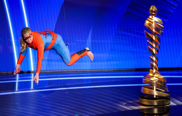 La presentadora Amy Schumer actúa durante la 94 ceremonia de los Premios Óscar en Los Ángeles. - Sputnik Mundo