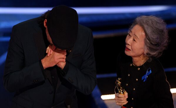 La actriz surcoreana y presentadora de los Premios Óscar 2022 Youn Yuh-jung entrega el galardón a Troy Kotsur por su papel de reparto en &#x27;CODA&#x27;. - Sputnik Mundo