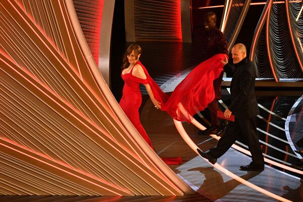 La actriz Rosie Pérez y el actor Woody Harrelson en la 94 ceremonia de los Premios Óscar en Los Ángeles. - Sputnik Mundo