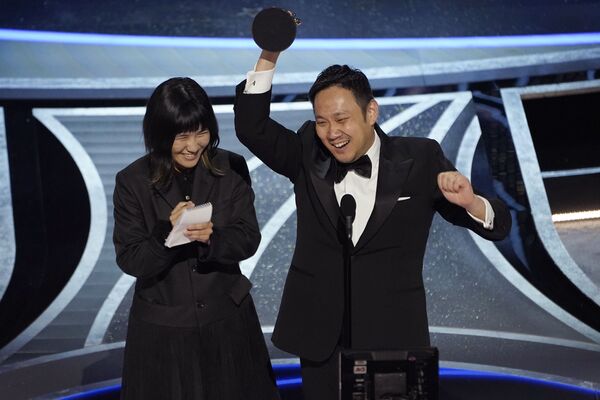 El director japonés Ryusuke Hamaguchi (derecha) se lleva el Óscar a mejor película internacional por &#x27;Drive My Car&#x27;. - Sputnik Mundo