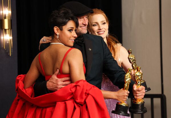La mejor actriz de reparto Ariana DeBose (izquierda), el mejor actor de reparto Troy Kotsur y la mejor actriz Jessica Chastain. - Sputnik Mundo