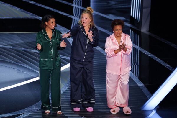Las presentadoras Regina Hall, Amy Schumer y Wanda Sykes durante la 94 ceremonia de los Premios Óscar. - Sputnik Mundo